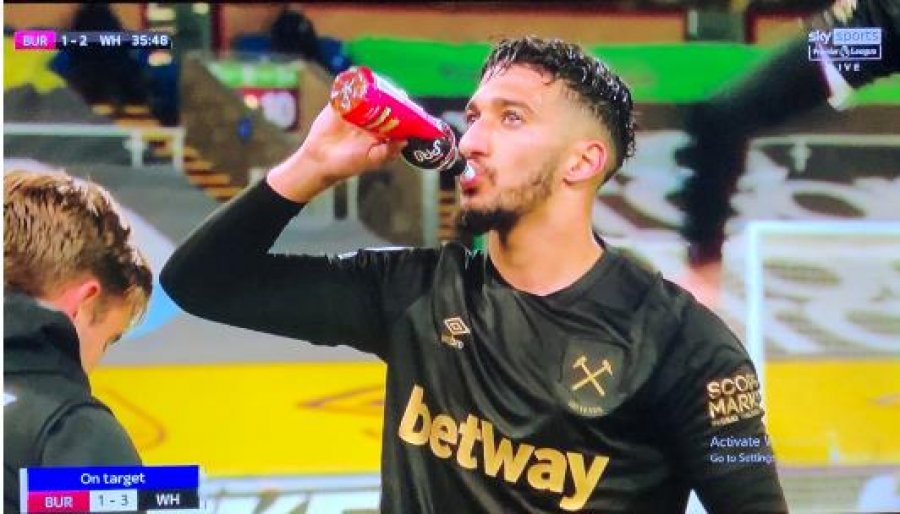 VIDEO/ Agjëroi 18 orë, lojtari i West Ham bën iftar në fushë 