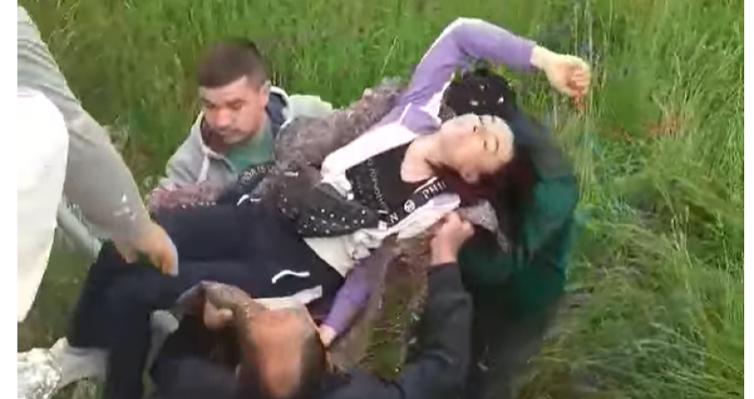 Momenti kur vajza nxirret pa ndjenja, nga vetura e aksidentuar në Pejë (Foto+Video)