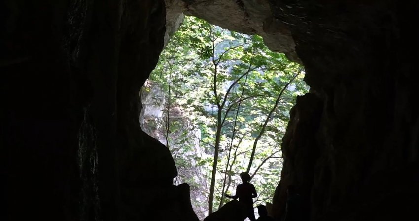 ‘Shpella e plakës’, kush futet brenda saj kthehet në gur: Misteri që po terrorizon një fshat të tërë shqiptar (Video)