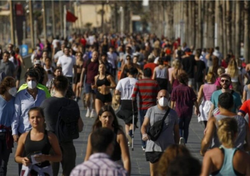 Spanjë, mbushen sheshet pas heqjes së gjendjes së jashtëzakonshme për shkak të Covid-19