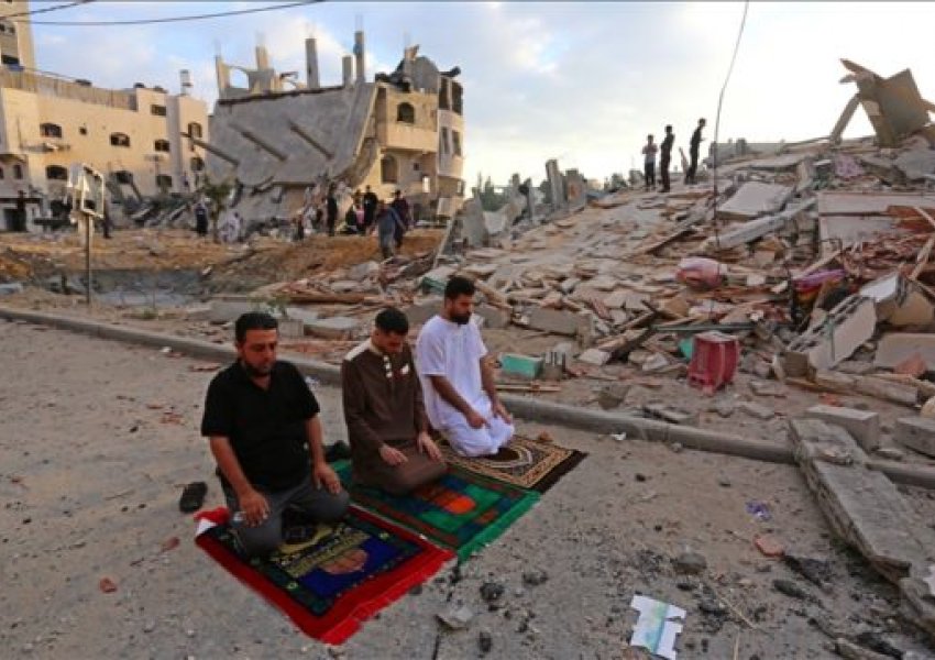 Fotografia që po bën xhiron e botës! Besimtarët në Gaza falin Fiter Bajramit mes rrënojave të luftës