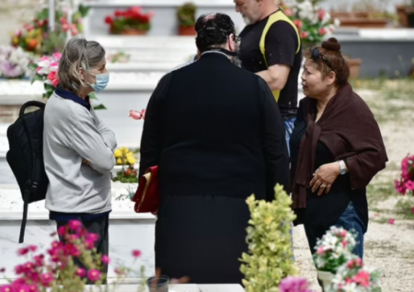 Media angleze publikon fotot/ Dyshohet banda greko-shqiptare, nëna përcjell në banesën e fundit vajzën