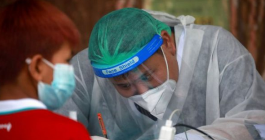 Foshnja dy muajshe viktima më e re nga koronavirusi në Tajlandë