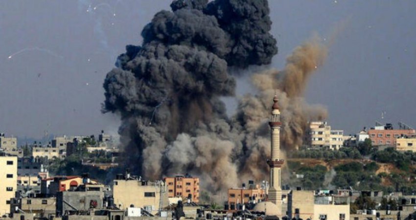 Mesazh për sulmet në Gaza, krah fotos së bombardimeve – Izraeli citon një varg nga Kurani!