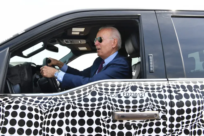 Biden promovon makinat elektrike amerikane