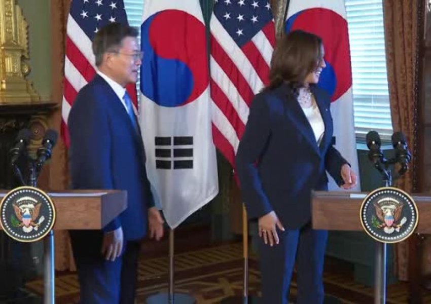 VIDEO/ Kamala Harris nën akuzë për racizëm, fshiu dorën pas takimit me Presidentin korean