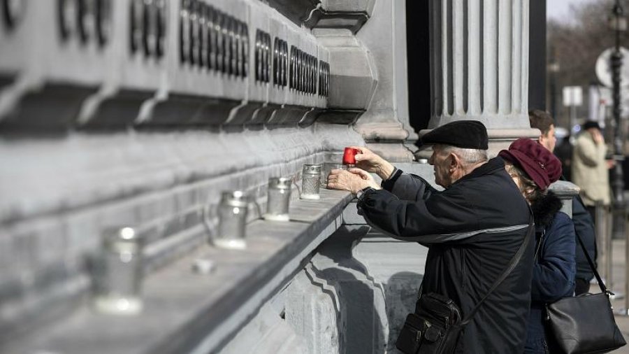 'Unë isha e pafajshme': fantazmat e epokës sovjetike kthehen te shkencëtarja e vaksinave COVID-19