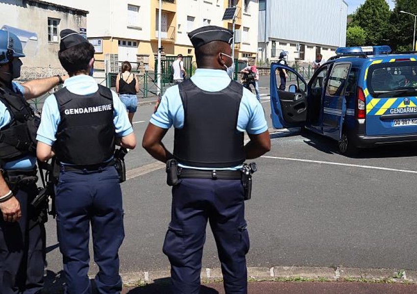 Francë, vazhdon ndjekja me helikopterë dhe qen policie e ish-ushtarit që qëlloi mbi xhandarët