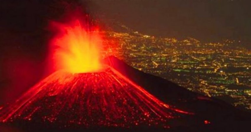 Tre shpërthime të vullkanit Etna në 15 orë: Shatërvanë llave e shtëllungë hiri 6.5 km