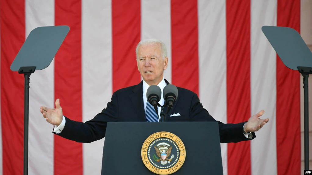 ‘Demokracia është në rrezik’/ Presidenti Biden paralajmëron në Ditën e të Rënëve