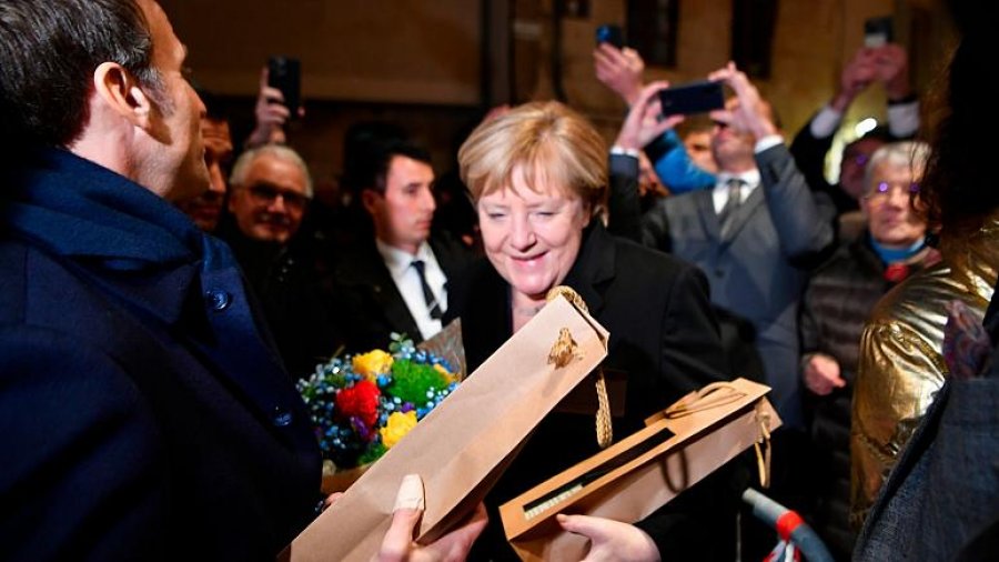 Macron e vlerëson si perëndi Merkelin gjatë vizitës së saj të lamtumirës në Francë