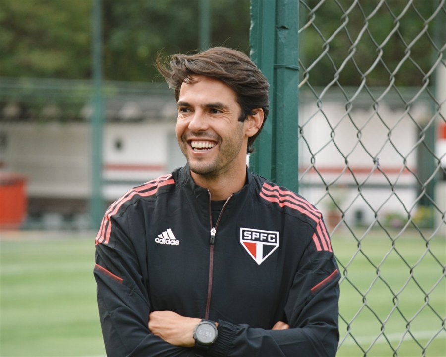 Kaka po bën praktikën si trajner, ish-futbollisti i Milanit kthehet atje ku nisi gjithçka