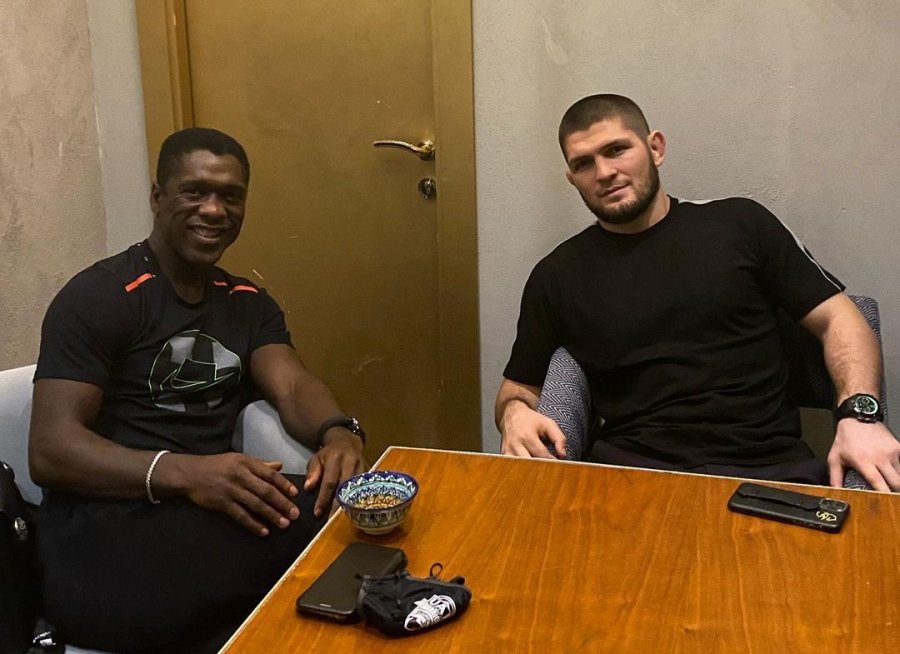 Khabib dhe Seedorf themelojnë një shkollë unike futbolli