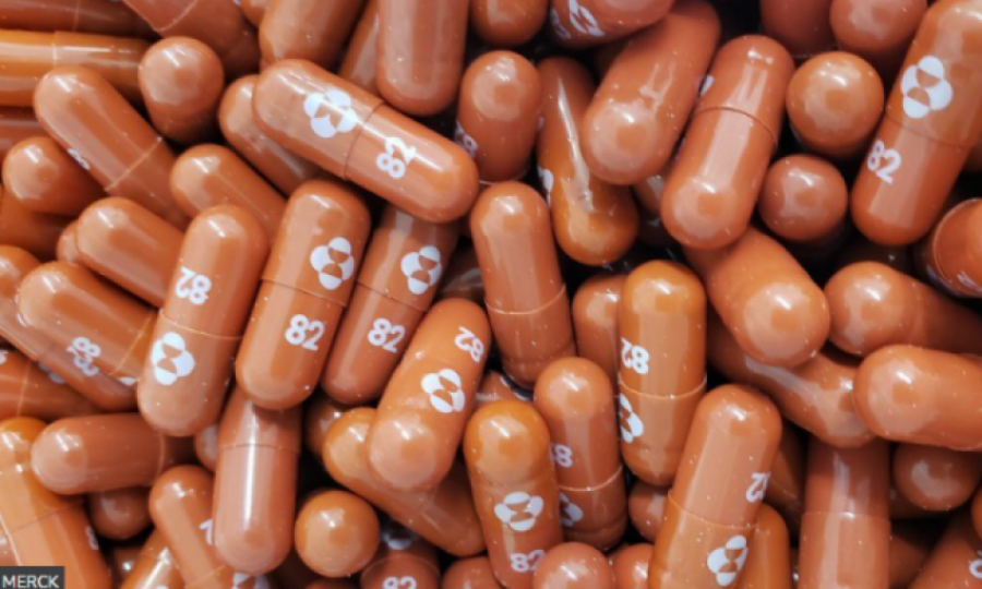 Pilula e parë për trajtimin e COVID-19 miratohet në Britani