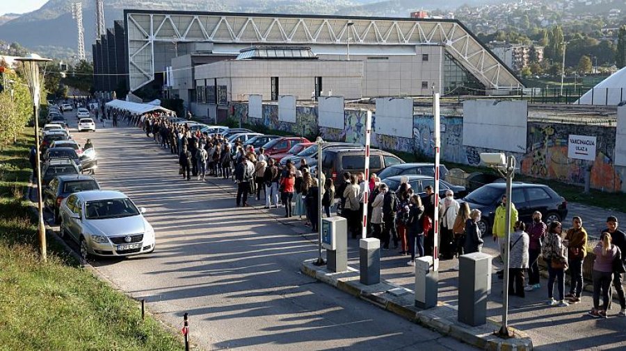 COVID-19: Mjekët e Bosnjës përgatiten për një valë të re ndërsa virusi tërbohet