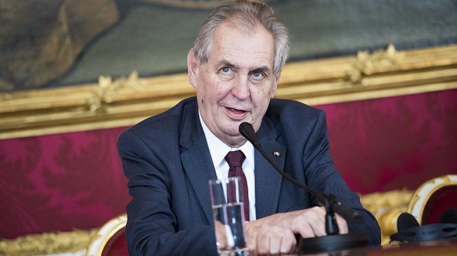 Presidenti çek Milos Zeman del nga reanimacioni në mes të ngërçit politik