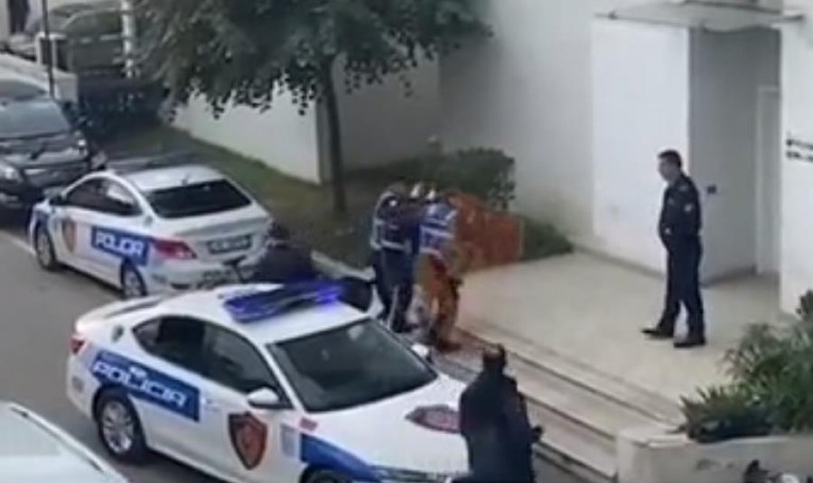 VIDEO/ Qarkullonin me armë zjarri dhe municion luftarak, arrestohen babë e bir në Tiranë