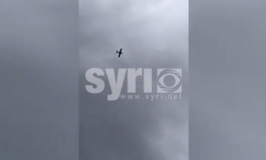 VIDEO E SYRI TV/ Avioni 'kaçator' mbi Hamallaj, reagon Policia e Shtetit