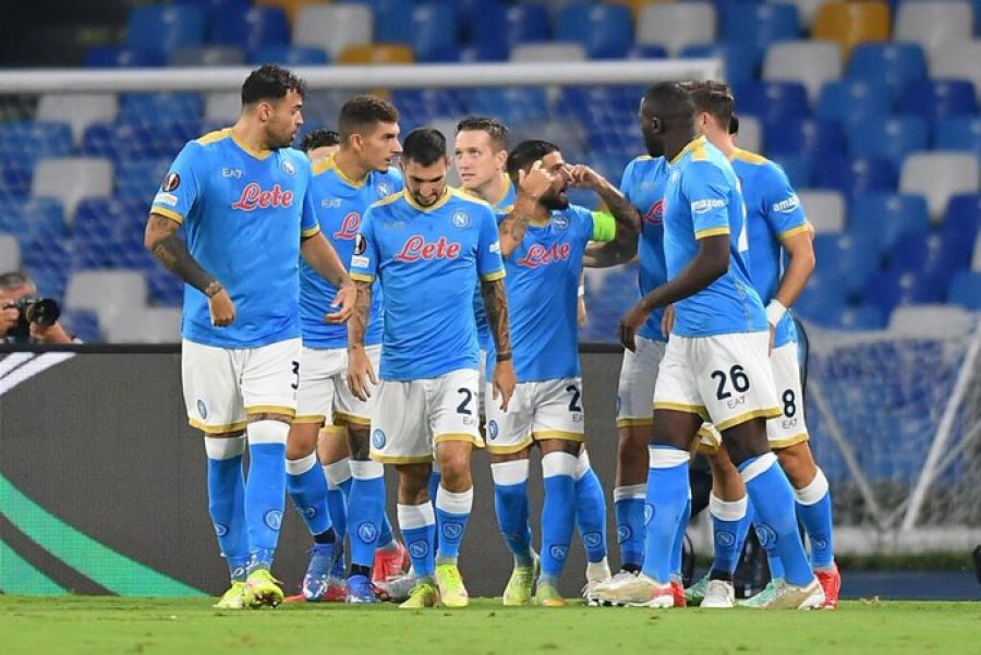 FOTO/ Fanella në nder të Maradonës, Napoli prezanton uniformën për ndeshjet e nëntorit