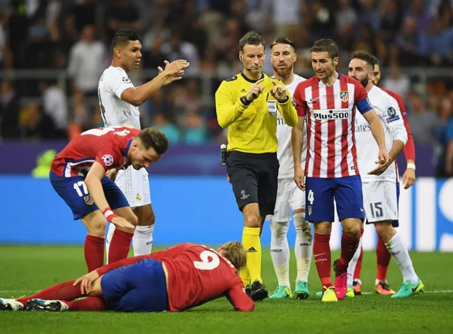 Mark Clattenburg pranon se ka dhënë penallti në finalen e Champions League për të 'kompesuar' golin jashtë loje