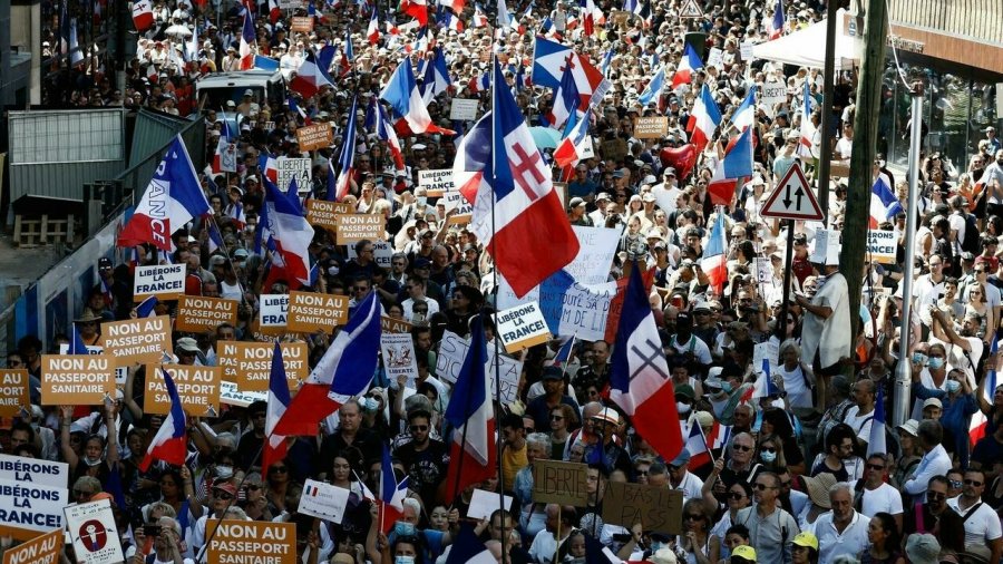 VIDEO/ ‘Kundër Green Pass’, mijëra francezë protestojnë për të 17-ën fundjavë radhazi   