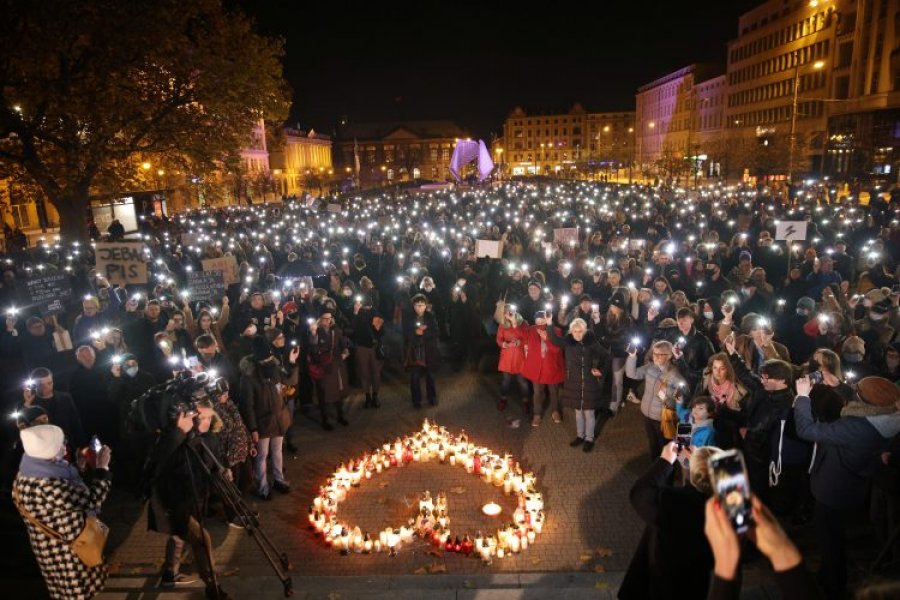 Polakët protestojnë për të drejtat e grave shtatzëna
