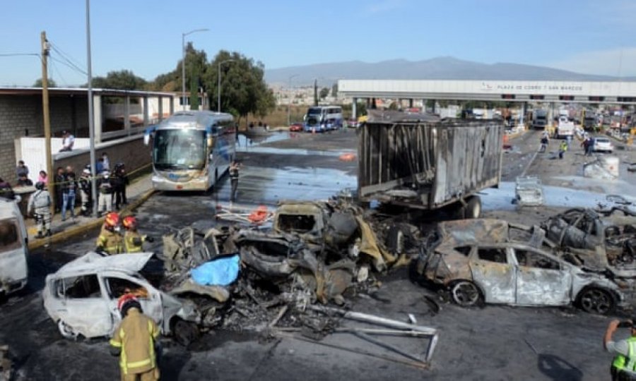 Kamioni përplaset me makina, 19 të vdekur në Meksikë