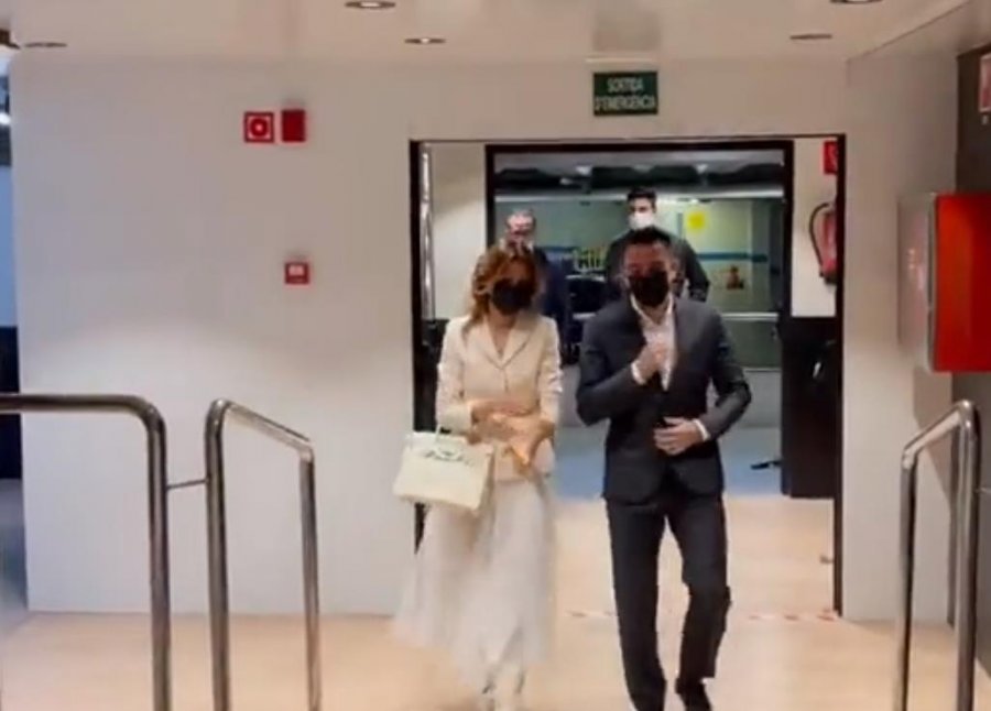 VIDEO/ I shoqëruar nga bashkëshortja, Xavi mbërrin në 'Camp Nou'