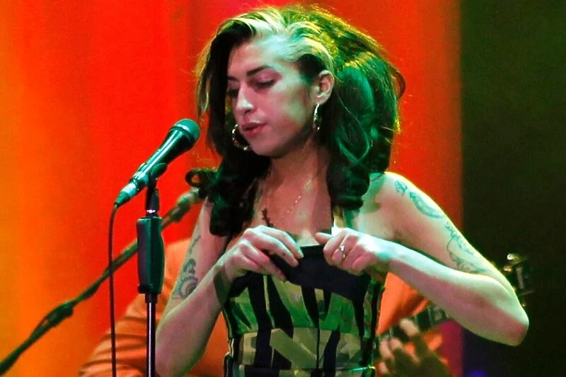 Fustani që Amy Winehouse veshi në koncertin e fundit u shit për shifrën marramendëse