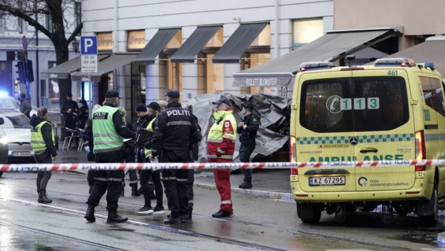 Burri kërcënonte kalimtarët me thikë në Oslo, vritet nga policia