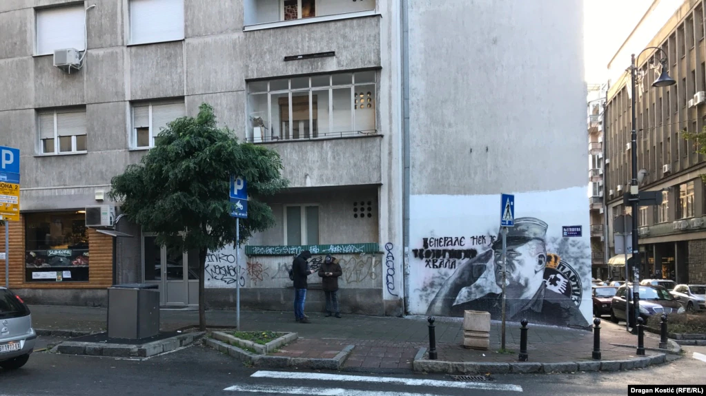 ‘Policia mbron muralin e Mlladiçit’/ Ndalohet aktivistja që hodhi vezë, autoritetet nuk prononcohen për REL