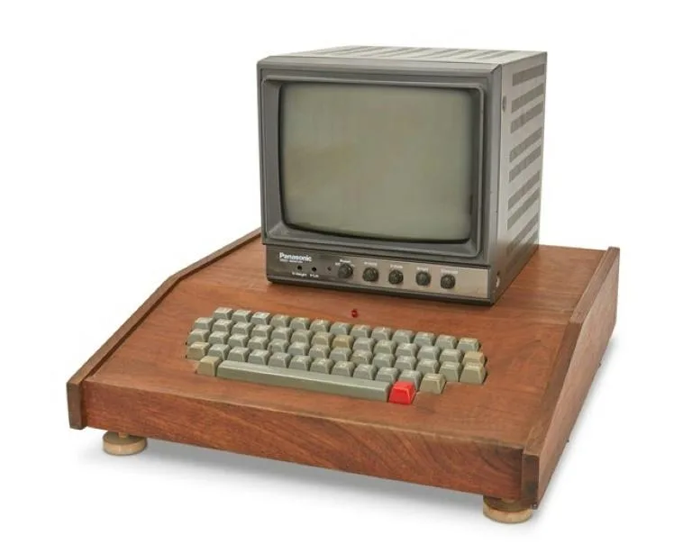 Kompjuteri origjinal i Apple i ndërtuar nga Steve Jobs dhe Steve Wozniak shitet për 400 mijë dollarë
