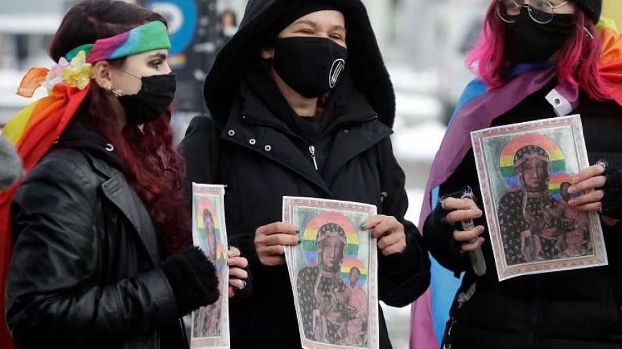 Poloni: 3 aktivistet rrezikojnë burgun për posterat që tregonin Virgjëreshën Mari me aureolë të LGBT