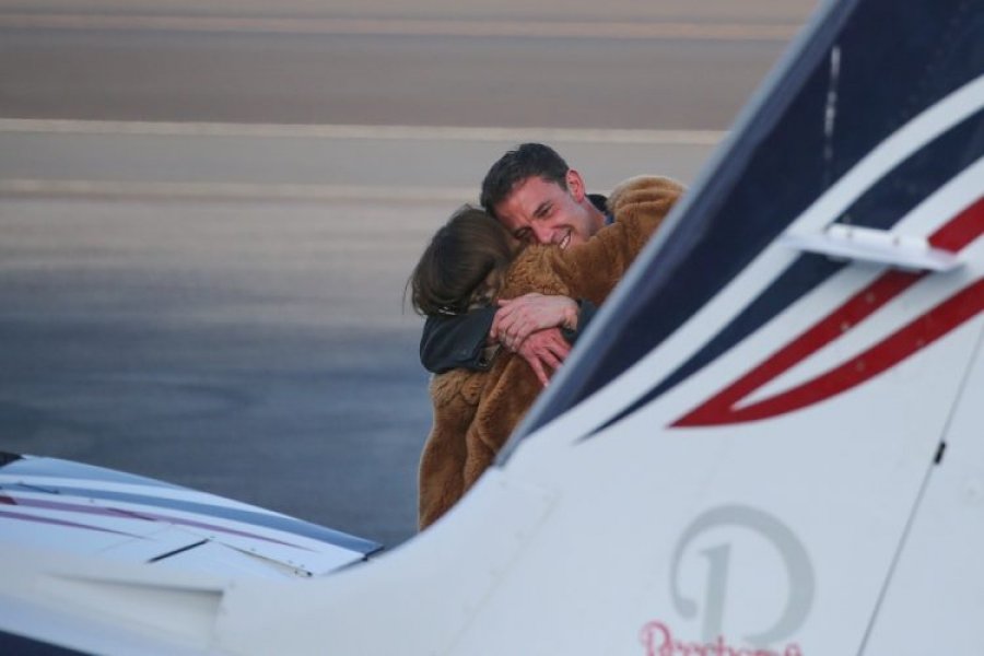 FOTO/ Romanca vazhdon, Jennifer dhe Ben në përqafim pasionant 