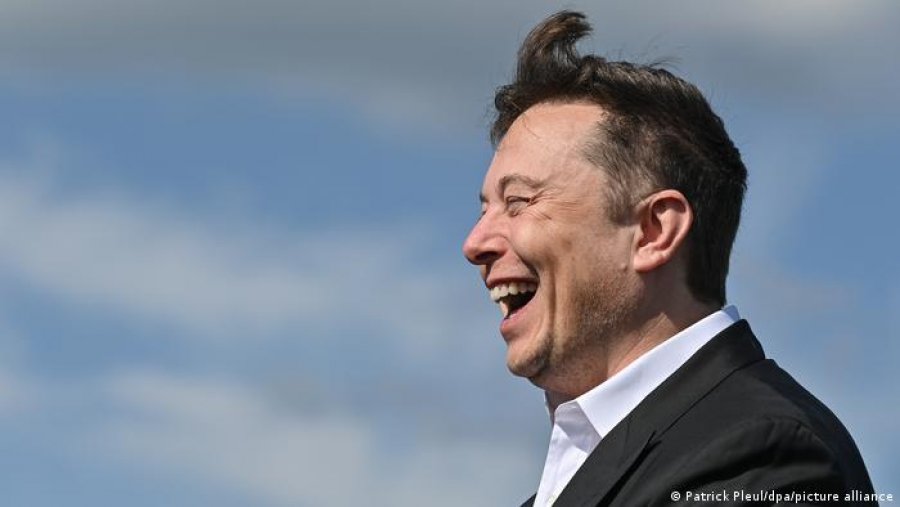 Elon Musk shet 10% të aksioneve pasi u tha se 2% e pasurisë së tij do shuante urinë në botë