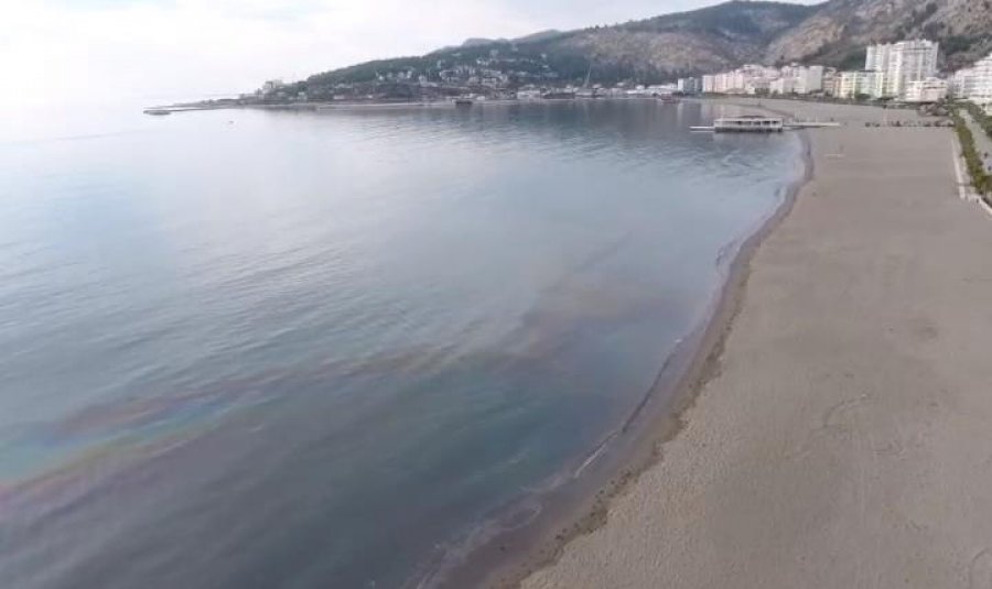 VIDEO/ Naftë në det, ndotet bregdeti i Shëngjinit. Era e rëndë ‘pushton’ zonën