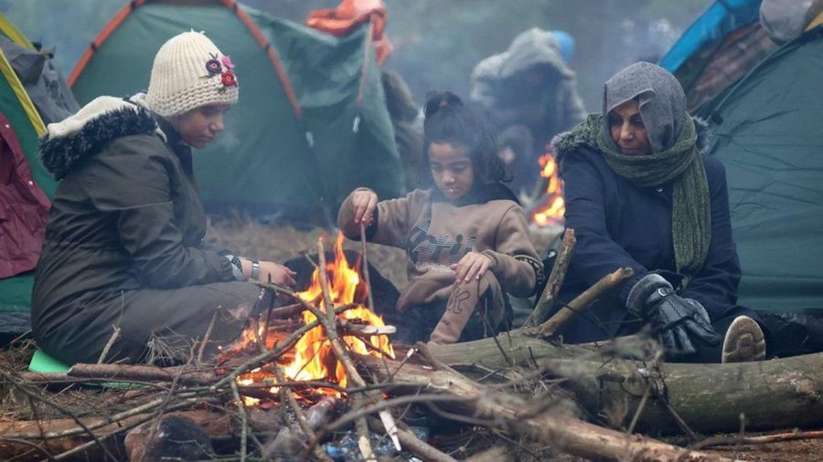 Kufiri i Polonisë: Kamerat e natës tregojnë emigrantët të bllokuar mes dy shteteve, në ngricë