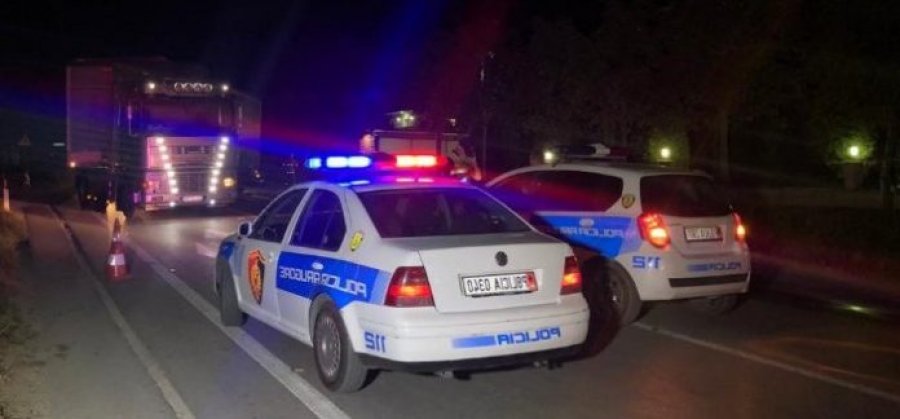 VIDEO/ Mbushi 'Benz'-in me emigrantë dhe u aksidentua duke i ikur policisë, arrestohet 20-vjeçari