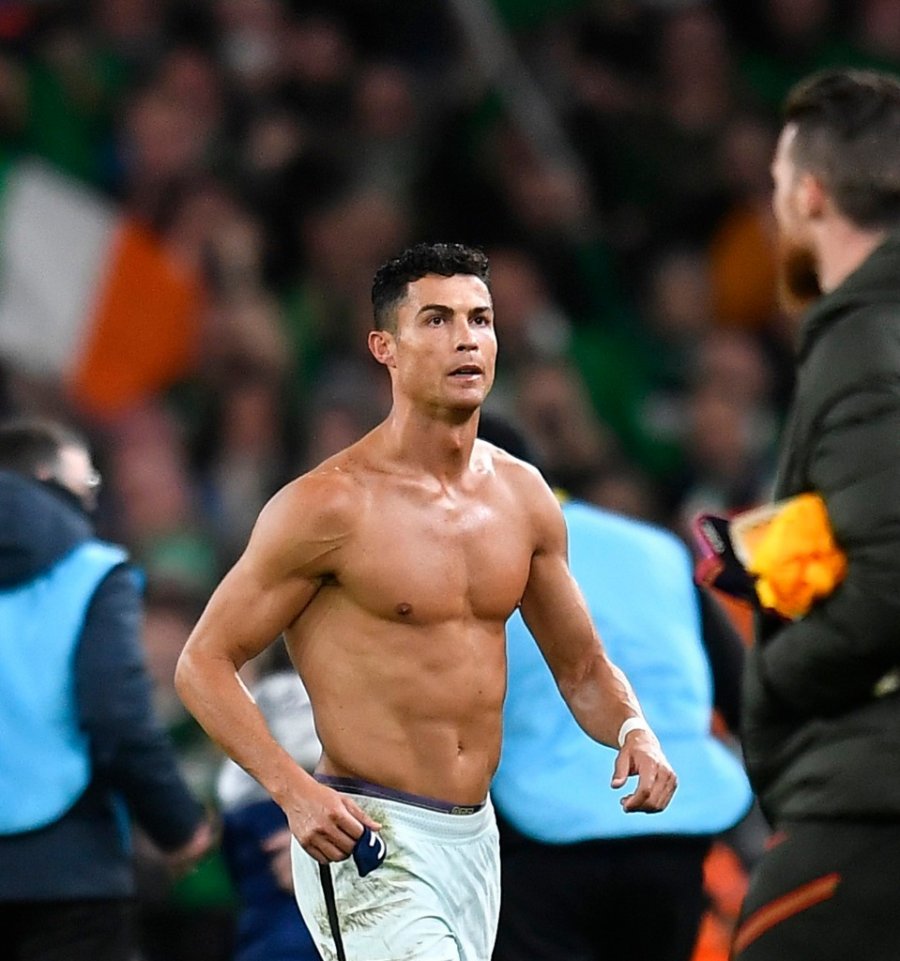 FOTO/ Cristiano Ronaldo i dhuron fanellën, tifozja shpërthen në lot 