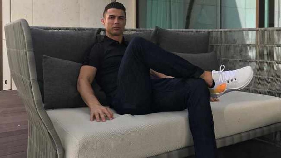 U zhvendos në Angli, Ronaldo jep me qira vilën e tij përrallore në Itali