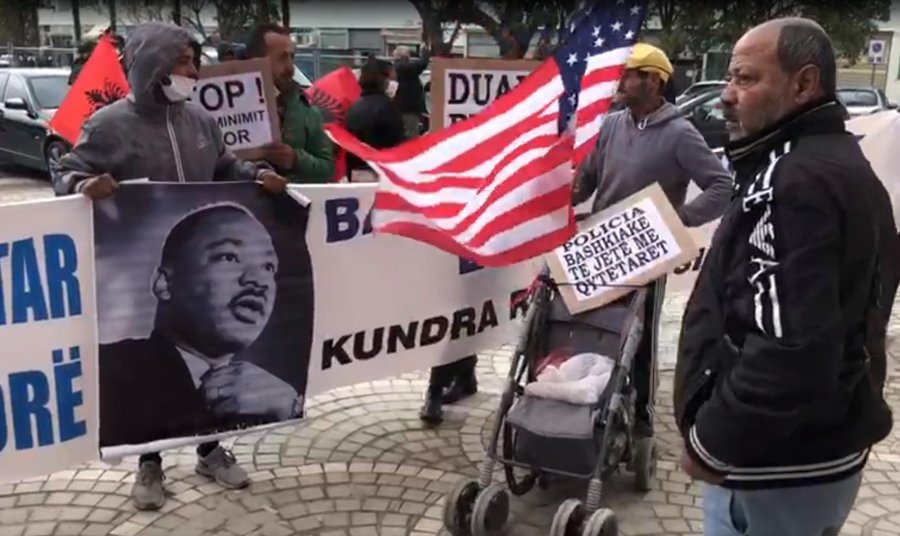 VIDEO/ Iu ndalua edhe mbledhja e bidonëve, më fukarenjtë e Vlorës ngrihen në protestë: Duam punë!