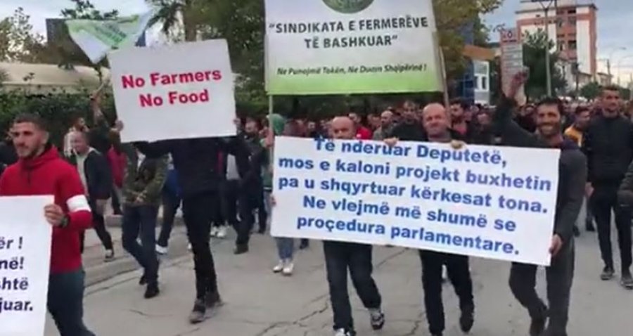 VIDEO/ Paradoksi, Rama flet për rekorde, fermerët bllokojnë rrugën