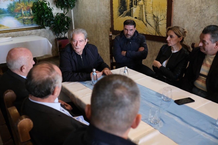 FOTO/ Berisha bisedë me demokratët e Krujës: Mbështetje e fuqishme për Foltoren!