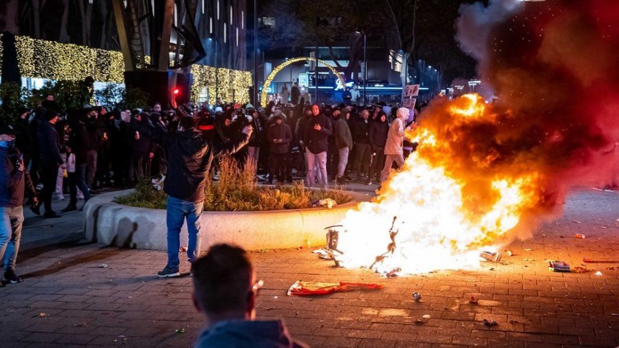 Policia holandeze përleshet me të revoltuarit, protesta anti-Covid bëhet e dhunshme