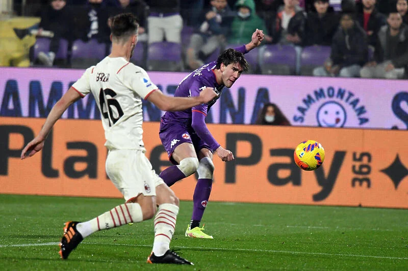 Ndeshje e çmendur! Fiorentina i shkakton humbjen e parë sezonale Milanit