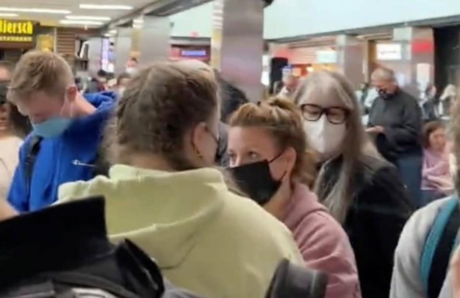 VIDEO/ Panik në aeroportin e Atlantës, një pasagjeri i gjendet armë, arrin të arratiset