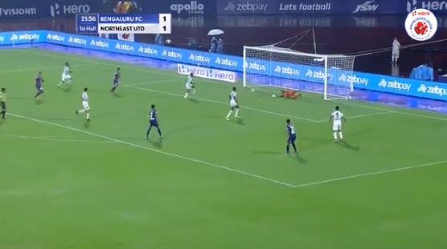 VIDEO/ Autogol i çuditshëm, mbrojtësi godet me sa fuqi ka drejt portës së tij