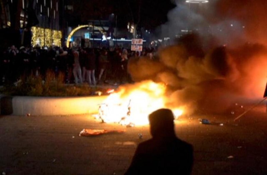 VIDEO/ Kundër masave anti-Covid, përleshje mes qindra protestuesve dhe policisë në Holandë 