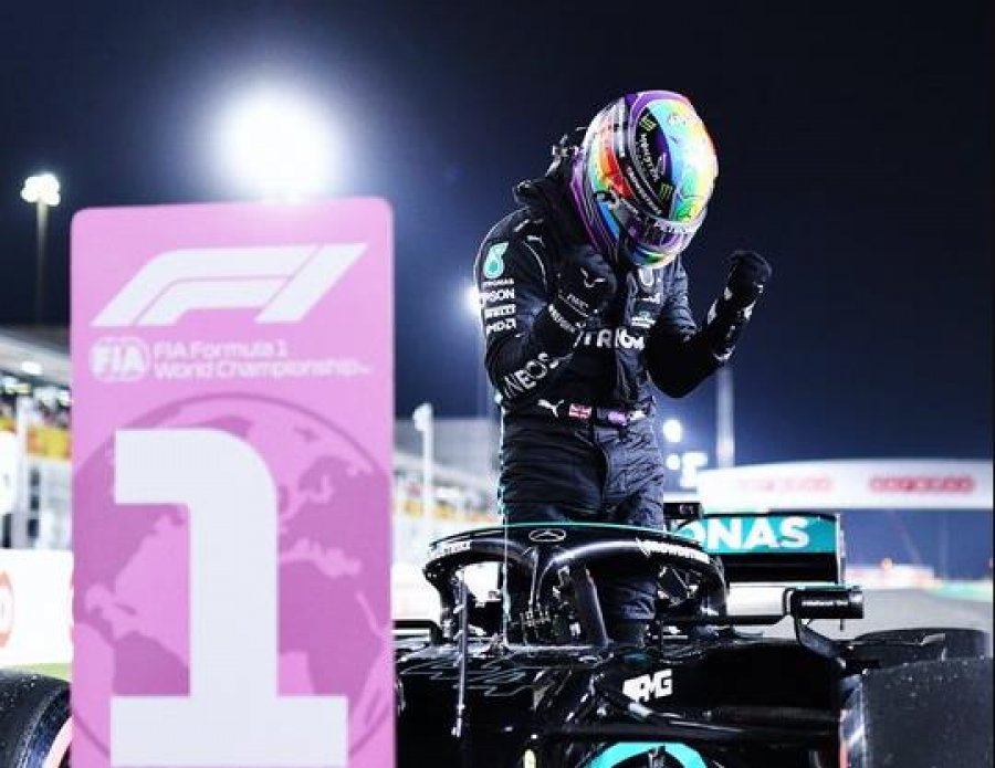 Formula 1/ Hamilton triumfon në garën e Katarit, gara për titull bëhet drithëruese