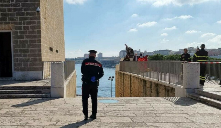 Hidhet nga ndërtesa 50 metra e lartë, vdes në vend i riu shqiptar në Itali  